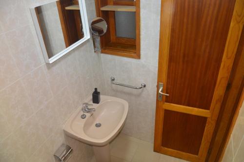 y baño con lavabo, aseo y espejo. en La Niña, en San Sebastián de la Gomera