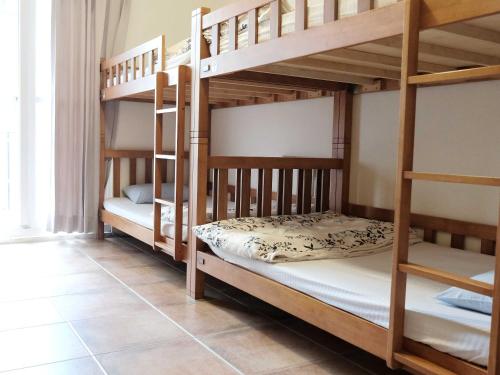 Cette chambre dispose de lits superposés et de 2 lits superposés. dans l'établissement Backpacker 41 Hostel - Kaohsiung, à Kaohsiung