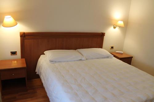 Ein Bett oder Betten in einem Zimmer der Unterkunft Hotel Santa Lucia