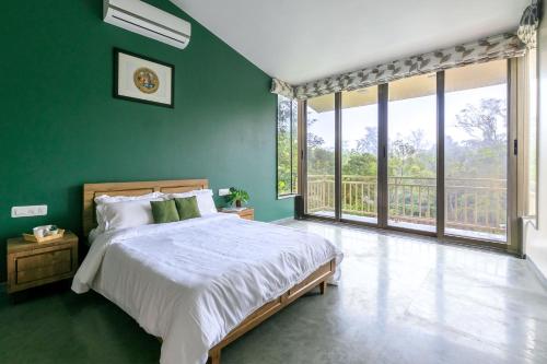 Un pat sau paturi într-o cameră la Pura Vida by StayVista - A hill-view villa with Modern interiors & Swimming pool