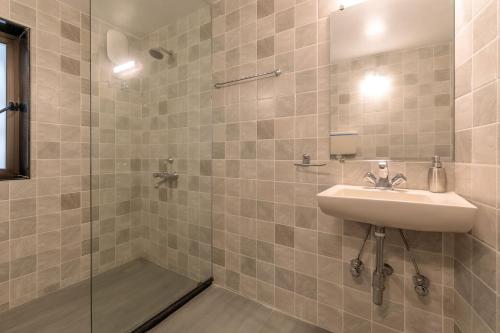 O baie la Pura Vida by StayVista - A hill-view villa with Modern interiors & Swimming pool