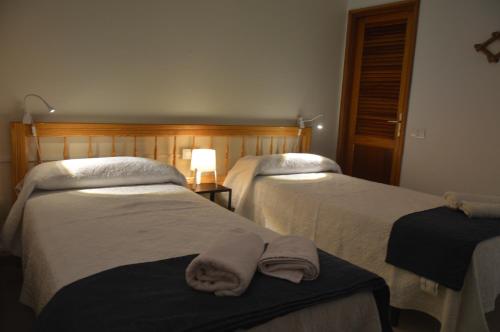 een hotelkamer met 2 bedden en handdoeken erop bij La Niña in San Sebastián de la Gomera