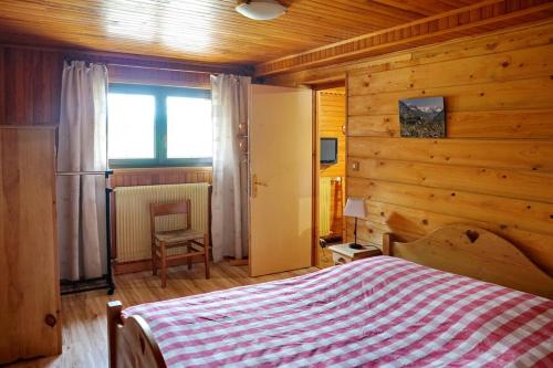 En eller flere senge i et værelse på chalet la Louvière