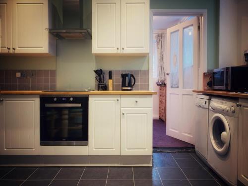 A kitchen or kitchenette at Paul's Place near Heathrow