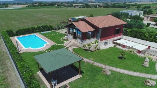 eine Luftansicht eines Hauses mit Pool in der Unterkunft La Casa del Fico villa con piscina in Pescia Romana