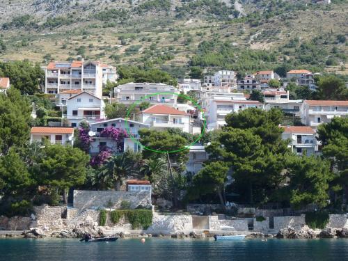 una ciudad a orillas de un cuerpo de agua en Apartments Villa Stari Koko, en Omiš