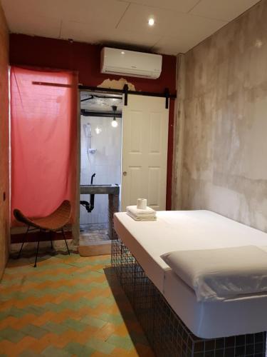 En eller flere senge i et værelse på The Flying Fish Hostel Cebu