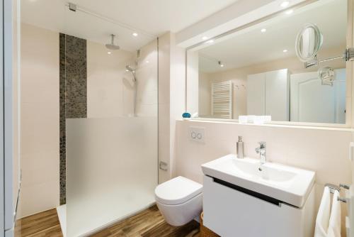 een badkamer met een toilet, een wastafel en een douche bij Ferienwohnung Ulber in Westerland