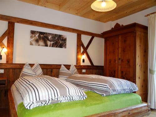 Schlafzimmer mit einem großen Bett und Holzwänden in der Unterkunft Hochwieserhof in Welsberg-Taisten