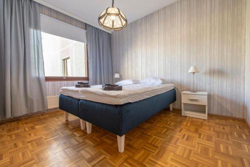 - une chambre avec un grand lit dans l'établissement Mikkeli center apartment, à Mikkeli