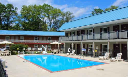 una gran piscina frente a un edificio en SHERWOOD MOTEL, en Wellsboro