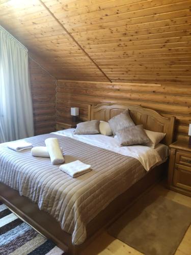 ein Schlafzimmer mit einem Bett mit zwei Handtüchern darauf in der Unterkunft Gostynnyi Dvir VIP HOUSE in Myhowe