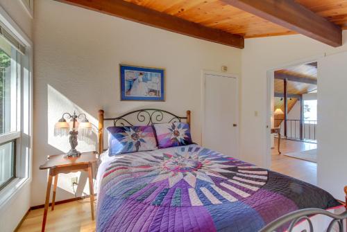 Ένα ή περισσότερα κρεβάτια σε δωμάτιο στο Lopez Island Hunter Bay Waterfront Home