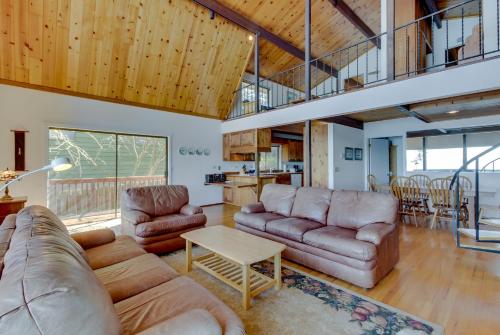 Χώρος καθιστικού στο Lopez Island Hunter Bay Waterfront Home
