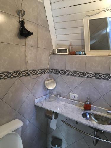 a bathroom with a sink and a mirror at Misky Samay (Dulce Descanso) in Villa Ventana