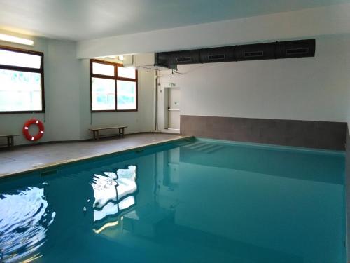 - une piscine d'eau bleue dans une chambre dans l'établissement Les Terrasses d Azur, à Isola 2000