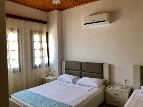 - une chambre avec un lit et la climatisation dans l'établissement Dhimitri's guest house, à Berat