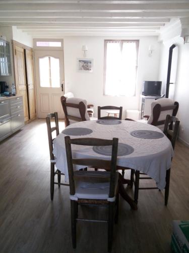 une salle à manger avec une table et des chaises dans l'établissement Mini Tribu de Beauval 2ch Saint Aignan jardin et parking privé, à Saint-Aignan