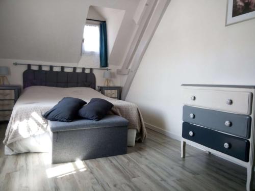 ein Schlafzimmer mit einem Bett und einer blauen Kommode in der Unterkunft Mini Tribu de Beauval 2ch Saint Aignan jardin et parking privé in Saint-Aignan