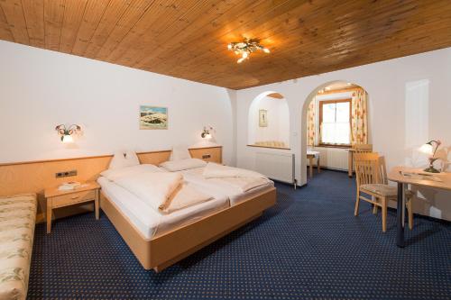 Postel nebo postele na pokoji v ubytování Gasthaus & Pension Alphorn