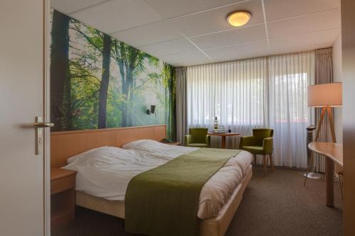 a hotel room with a bed and a painting on the wall at HCR Prinsen in Haarlo