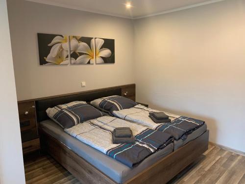 ein Schlafzimmer mit einem Bett mit zwei Kissen darauf in der Unterkunft Ferienwohnung Herold in Olbernhau