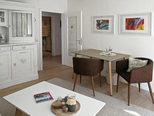 賓德的住宿－Christels Gästewohnung，厨房以及带桌椅的用餐室。