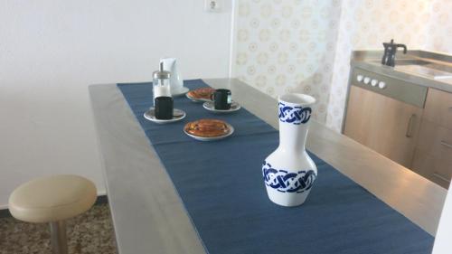 eine blau-weiße Vase auf einer Theke in einer Küche in der Unterkunft El Roque 205 - Sustainability off the Beaten Track in Tacoronte