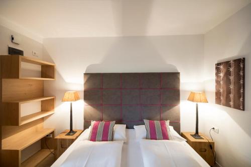 Una cama o camas en una habitación de Das Grafenstein Familienresidence