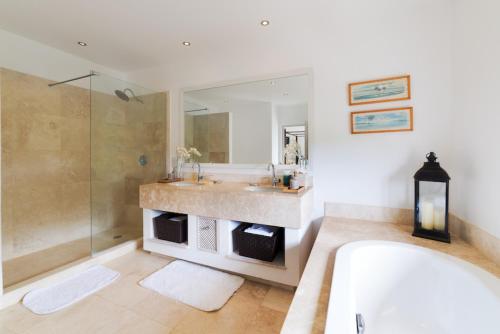 Bilik mandi di Battaleys Mews 22