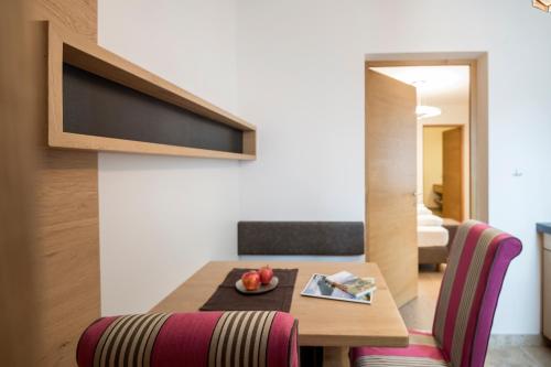 Una cama o camas en una habitación de Das Grafenstein Familienresidence