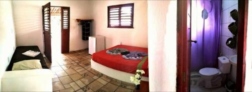 サン・ミゲル・ド・ゴストーゾにあるTropicana Villageのベッドルーム1室(赤いベッド1台付)