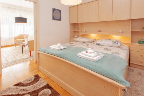 1 dormitorio con 1 cama grande y toallas. en Villa Magnolia, en Liubliana