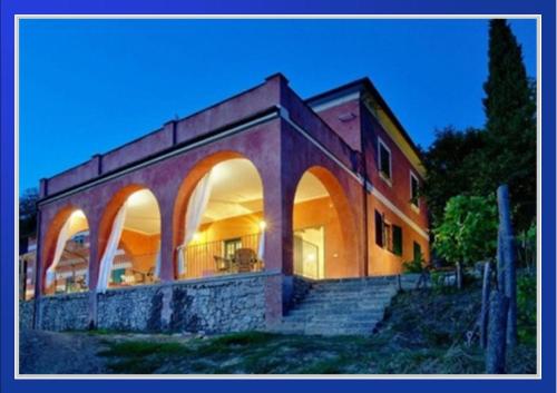 een gebouw met bogen en trappen ervoor bij Agriturismo Cerrolungo in La Spezia
