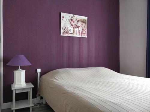 シャントネーにあるChantonnayの紫の壁のベッドルーム1室(白いベッド1台付)