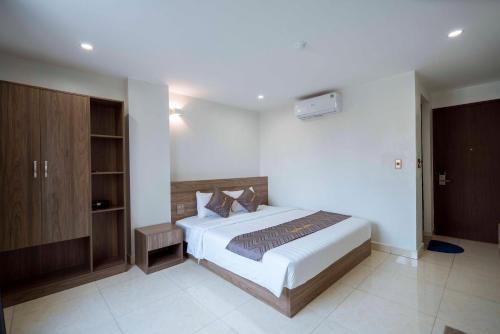 Postel nebo postele na pokoji v ubytování Aurora halong