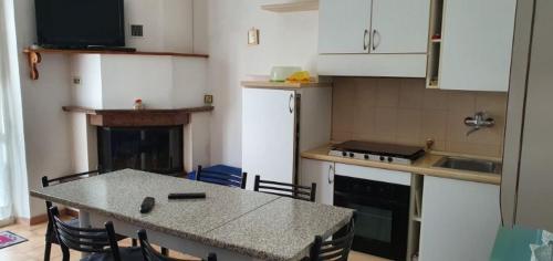 a kitchen with a table and a table and chairs at Casa Guastuglia in Gubbio
