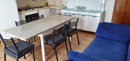 a kitchen with a table and chairs and a counter at Casa Guastuglia in Gubbio