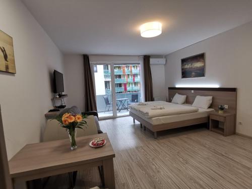 - un salon avec un canapé et une table dans l'établissement Corvin holiday Apartments hotel, à Budapest