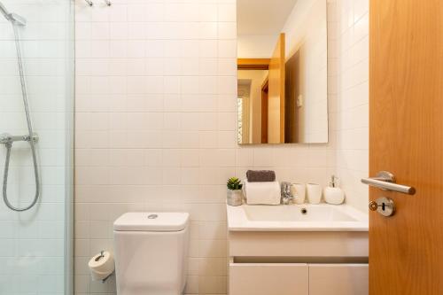 uma casa de banho com um WC, um lavatório e um chuveiro em YOUROPO - Cosy no Porto