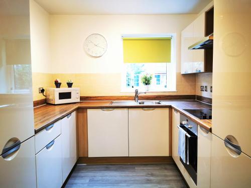 Dapur atau dapur kecil di Lovely Holiday Home in Birmingham City Center 3 Bedrooms House By HF Group