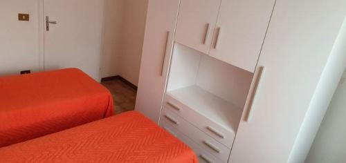 a room with two beds and an orange bed sidx sidx sidx at Casa Guastuglia in Gubbio