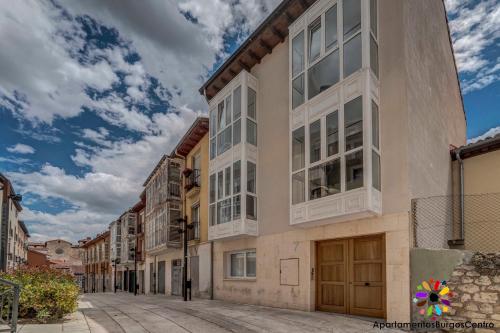 a building with white windows on a street at Edificio Aptos Turisticos - Burgos Centro HC7 in Burgos