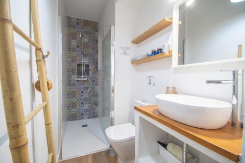 łazienka z umywalką, toaletą i prysznicem w obiekcie Apartamentos Las Musas de Cadiz w Kadyksie