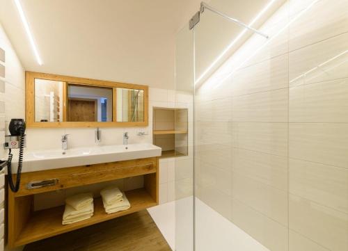 La salle de bains est pourvue d'un lavabo et d'une douche. dans l'établissement Biobauernhof AUBAUER, à Grossarl
