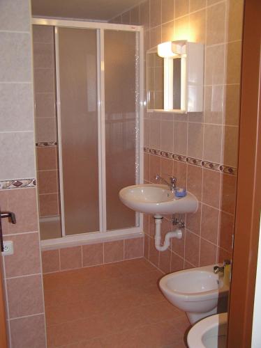 a bathroom with a shower and a sink and a toilet at Turistická základna u Nývltů in Martínkovice