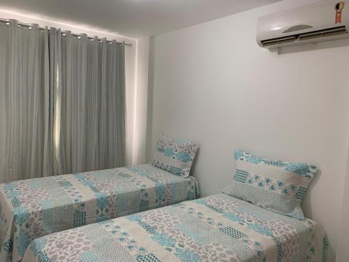 Ένα ή περισσότερα κρεβάτια σε δωμάτιο στο Apartamento novo 3/4, bem aconchegante na farolândia, todos os quartos com ar condicionado