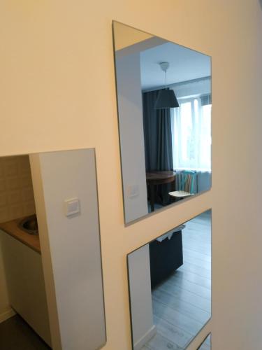 um espelho numa parede num quarto em Apartament No 23 em Lódź