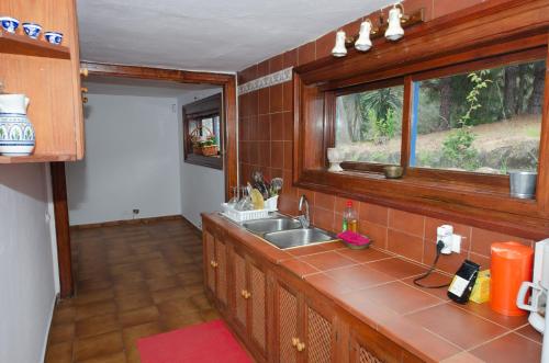 cocina con fregadero y ventana en Galguen Paradise in the island of stars. Villa. en Breña Alta
