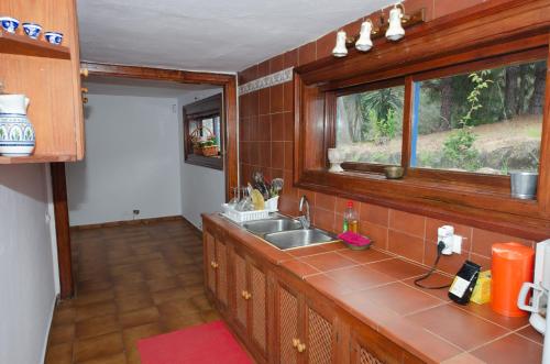 kuchnia ze zlewem i oknem w obiekcie Galguen Paradise in the island of stars. Villa. w mieście Breña Alta